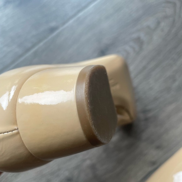 Salvatore Ferragamo Vara Patent Low-heel Pump in New Bisque in 6.5C or 36.5C - Picture 3 of 7